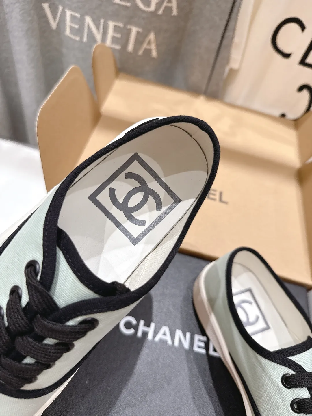 👟👟Ex-factory price 400👟👟 -Chanel* Xiaoxiang 2025ss latest casual shoes, currently super popular biscuit shoes. Internet celebrity Xiaohongshu is crazy about hot recommendations. The silly and cute style has a retro flavor! Special shape, very recognizable, slim and long legs, absolutely powerful, very comfortable to wear, good-looking, comfortable, and heightening. I must recommend it to everyone, the main feature of this year's series, minimalist style ✔Fabric: original customized canvas ✔Foot: water-dyed cowhide, comfortable foot feel ✔Outsole: molded high-elastic rubber platform outsole ✔Number: 35-39 (customized in 40)